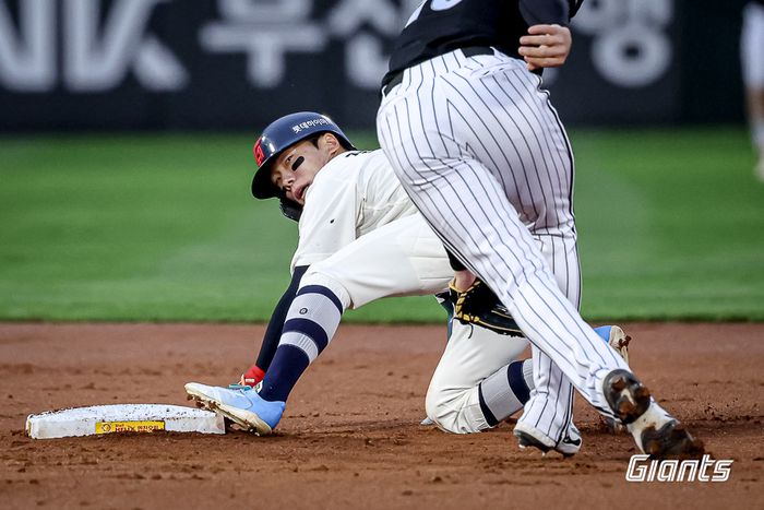 롯데 장두성이 22일 부산 사직구장에서 열린 2025 KBO리그 정규시즌 LG전서 도루에 성공하고 있다. 사진 | 롯데 자이언츠