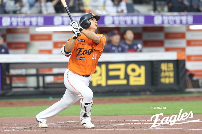 한화 최인호가 23일 대전 한화생명 볼파크에서 열린 2025 KBO리그 정규시즌 롯데전에서 타격하고 있다. 사진 | 한화 이글스