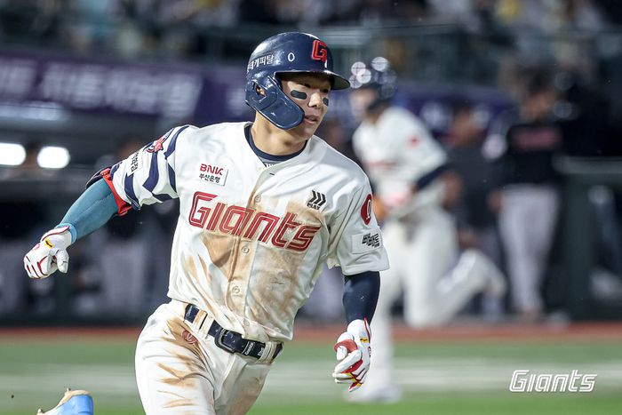 롯데 장두성이 22일 부산 사직구장에서 열린 2025 KBO리그 정규시즌 LG전서 안타를 친 후 출루하고 있다. 사진 | 롯데 자이언츠