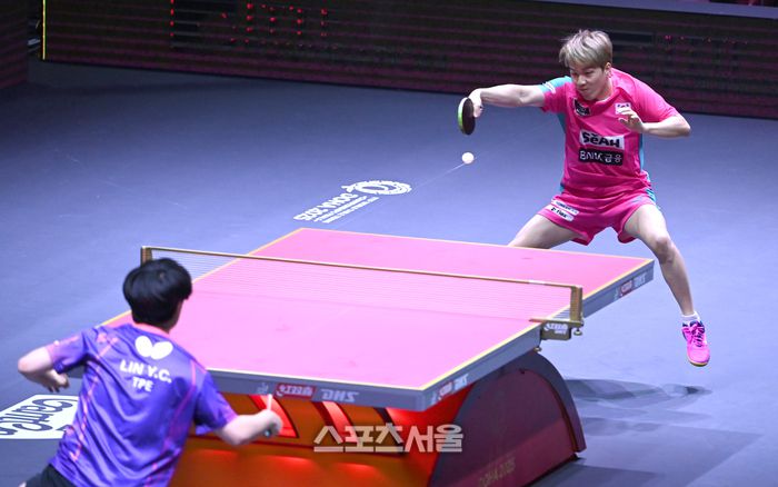 안재현이 21일(현지시간) 카타르 도하 루사일 아레나에서 열린 2025 국제탁구연맹(ITTF) 세계선수권대회 남자단식 32강 대만 린옌췬과 경기를 펼치고 있다. 2025. 5. 21.  도하(카타르) | 최승섭기자 thunder@sportsseoul.com