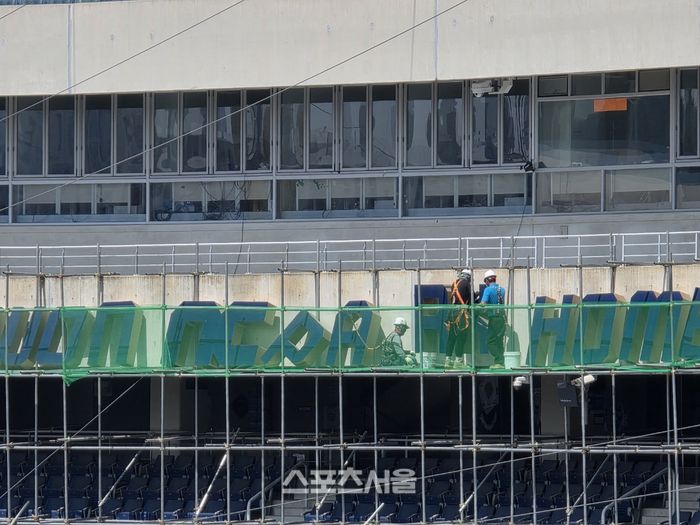 창원NC파크에 10명이 넘는 인원이 나와 정비 작업을 진행하고 있다. 사진 | 스포츠서울DB