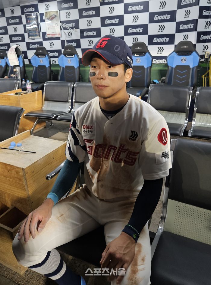 롯데 장두성이 22일 부산 사직구장에서 열린 2025 KBO리그 정규시즌 LG전 승리 후 취재진 인터뷰에 응하고 있다. 사직 | 강윤식 기자 skywalker@sportsseoul.com