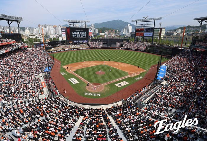 18일 대전 한화생명 볼파크에서 열린 2025 KBO리그 정규시즌 SSG와 한화의 경기가 매진됐다. 18경기 연속 매진 신기록이다. 23일 롯데-한화전이 열렸고, 이 경기 역시 만원사례를 기록했다. 19경기 연속으로 신기록 숫자를 더 늘렸다. 사진 | 한화 이글스