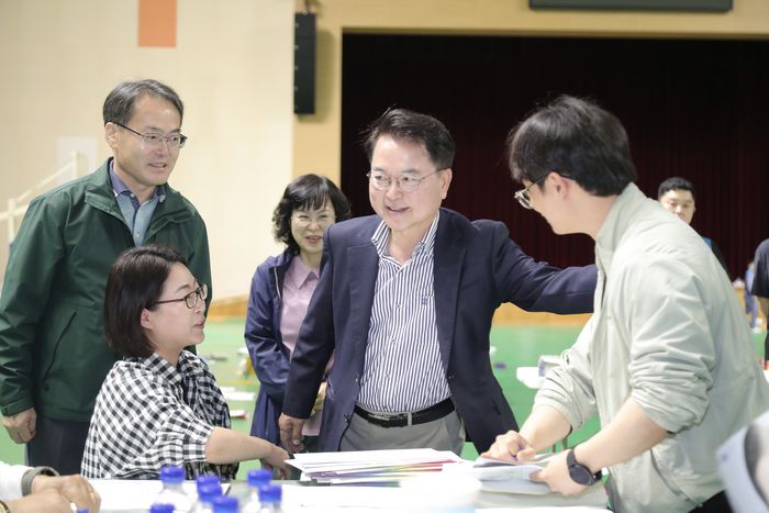 육동한 춘천시장이 24일 호반체육관을 찾아 21대 대통령선거 공보물 발송작업 현장에서 공보물 작업에 참여한 공무원과 통장 등 110명을 격려했다.   사진|춘천시청