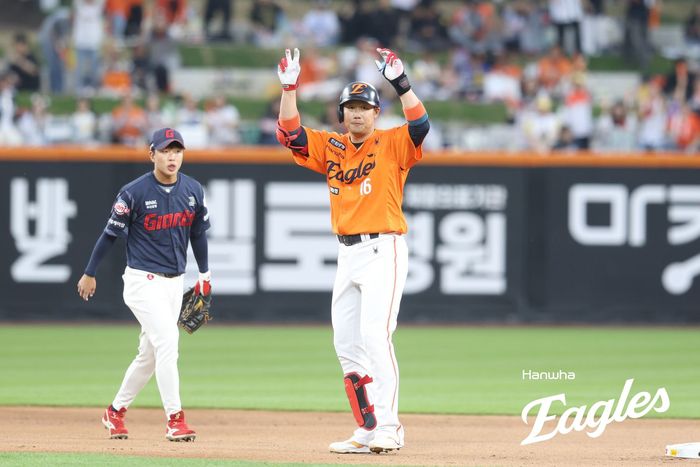 한화 하주석(오른쪽)이 23일 대전 한화생명 볼파크에서 열린 2025 KBO리그 롯데전에서 3회말 2루타를 때린 후 세리머니를 하고 있다. 사진 | 한화 이글스