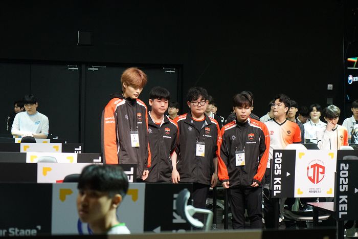 농심 선수단이 24일 부산 진구 부산e스포츠경기장에서 열린 2025 KEL 배틀그라운드 모바일 본선 1일차 경기에 앞서 경기장에 입장하고 있다. 사진 | 한국e스포츠협회