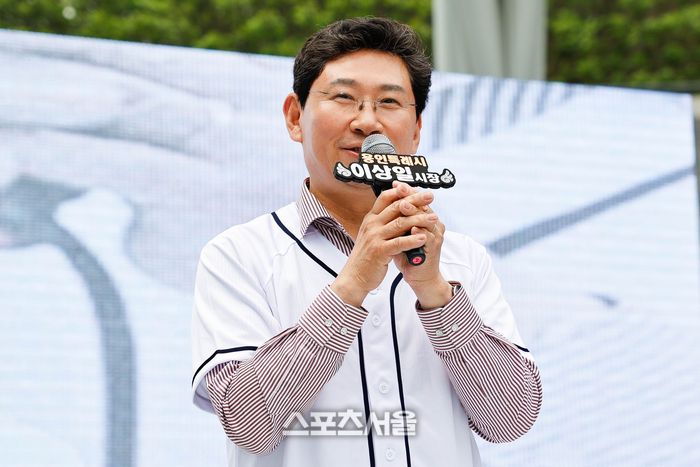 이상일 시장이 23일 ‘2025 경기도 청소년 진로·문화 축제’에 참석해 무대 인터뷰에 응하며 청소년들에게 응원 메시지를 전하고 있다. 제공=용인시