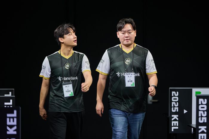 FN세종 이원상(왼쪽)과 홍지홍이 25일 부산 진구 부산e스포츠경기장에서 열린 2025 KEL FC모바일 경기를 앞두고 입장하고 있다. 사진 | 한국e스포츠협회