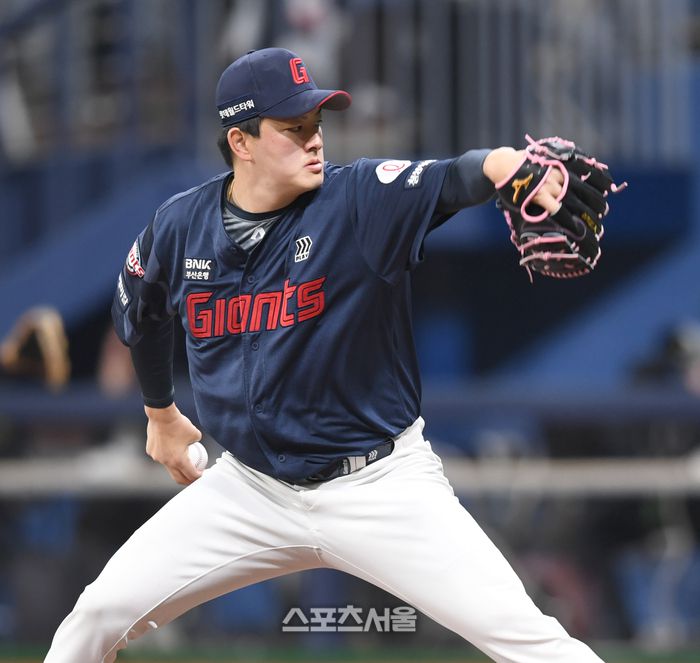 롯데 투수 김원중이 고스카이돔에서 열린 2025 KBO리그 시범경기 키움과 경기 8회 역투하고 있다. 고척 | 최승섭기자 thunder@sportsseoul.com