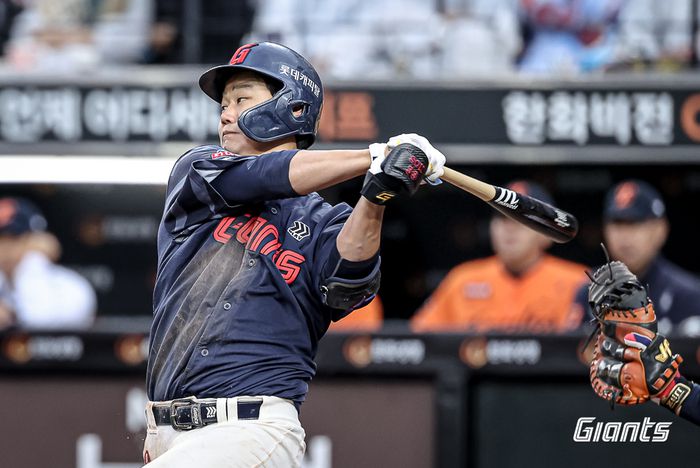 롯데 손호영이 24일 대전 한화생명 볼파크에서 열린 2025 KBO리그 한화전에서 10회초 2타점 적시타를 때리고 있다. 사진 | 롯데 자이언츠