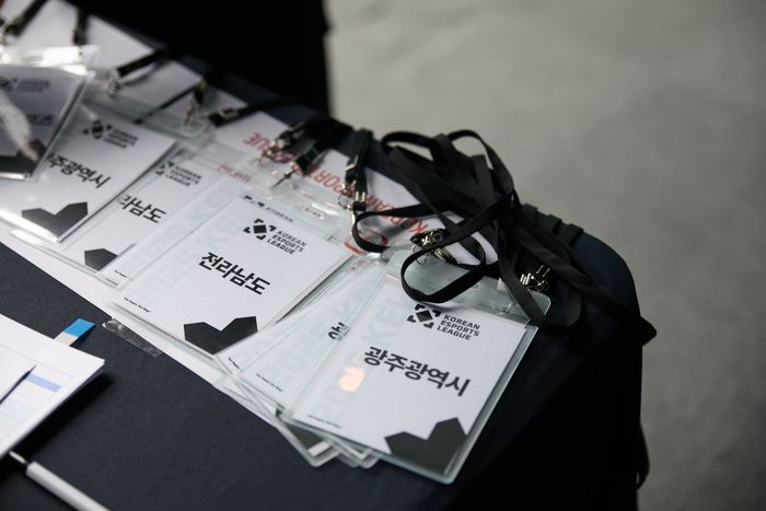 2025 KEL에 참가하는 선수들 위해 준비된 AD카드. 사진 | 한국e스포츠협회.