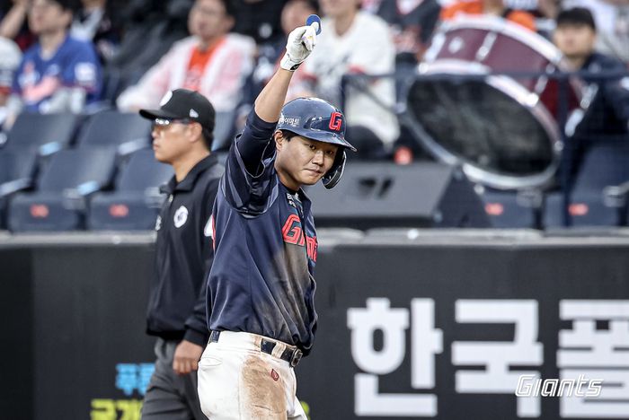 롯데 손호영이 24일 대전 한화생명 볼파크에서 열린 2025 KBO리그 한화전에서 10회초 2타점 적시타를 때린 후 세리머니를 하고 있다. 사진 | 롯데 자이언츠