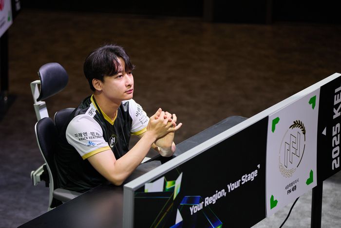FN세종 이원상이 25일 부산 진구 부산e스포츠경기장에서 열린 2025 KEL FC온라인 모바일 A조 경기를 준비하고 있다. 사진 | 한국e스포츠협회