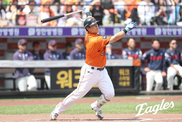 한화 노시환이 25일 대전 한화생명 볼파크에서 열린 2025 KBO리그 롯데전에서 1회말 스리런 홈런을 때리고 있다. 사진 | 한화 이글스