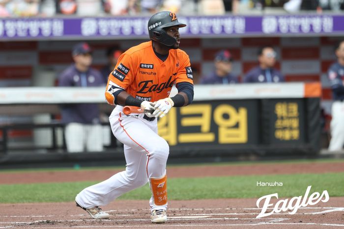 한화 플로리얼이 25일 대전 한화생명 볼파크에서 열린 2025 KBO리그 롯데전에서 1회말 우중월 솔로포를 때리고 있다. 사진 | 한화 이글스