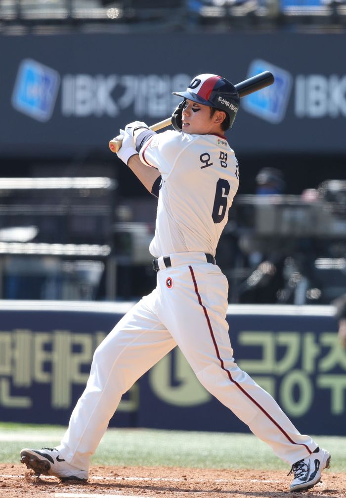 두산 오명진이 타격 후 타구를 바라보고 있다. 사진 | 두산 베어스