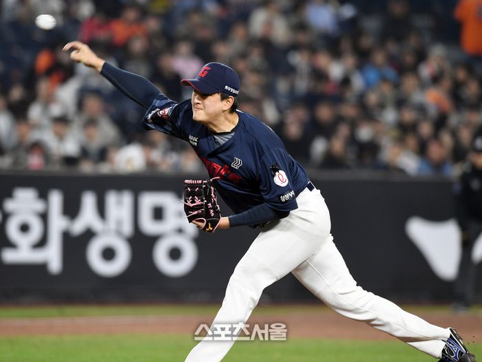 롯데 김원중이 대전 한화생명 볼파크에서 열린 2025 KBO리그 한화와 경기 9회말 등판해 힘차게 공을 던지고 있다. 대전 | 박진업 기자 upandup@sportsseoul.com