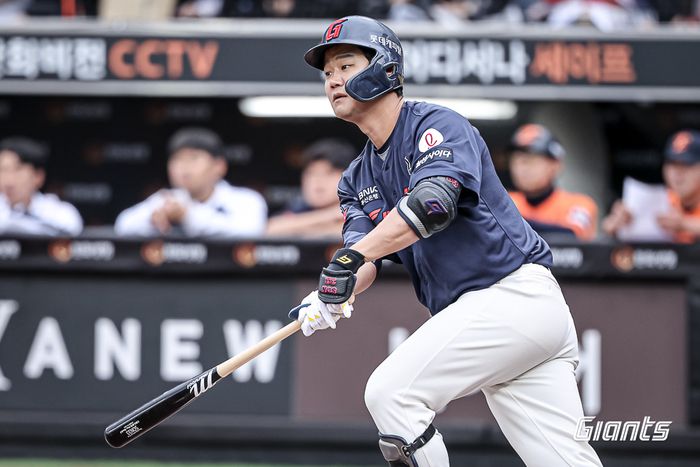 롯데 손호영이 24일 대전 한화생명 볼파크에서 열린 2025 KBO리그 한화전에서 안타를 때리고 있다. 사진 | 롯데 자이언츠