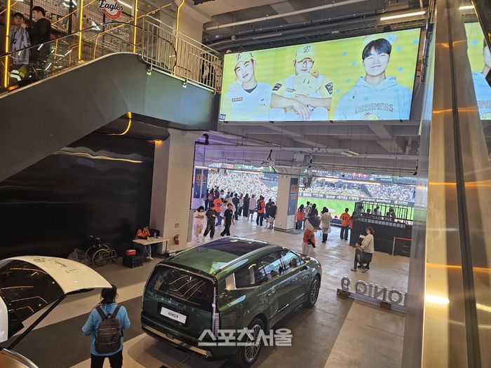 24일 대전 한화생명 볼파크에서 롯데와 한화가 2025 KBO리그 정규시즌 경기를 치른 가운데 1층에 차량이 전시되어 있다. 대전 | 김동영 기자 raining99@sportsseoul.com