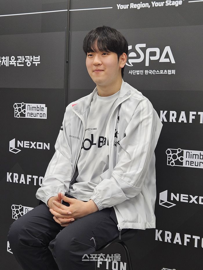 DRX ‘씨재’ 최영재가 24일 부산 진구 부산e스포츠경기장에서 열린 2025 KEL 배틀그라운드 모바일 1일차 종료 후 취재진과 만나고 있다. 부산 | 강윤식 기자 skywalker@sportsseoul.com