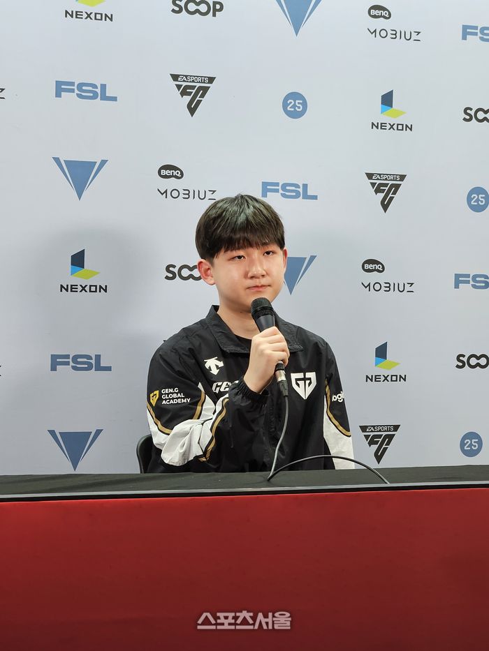 젠지 고원재가 26일 FC온라인 슈퍼 챔피언스 리그 스프링 16강전 승리 후 취재진 인터뷰에 응하고 있다. 잠실 | 강윤식 기자 skywalker@sportsseoul.com