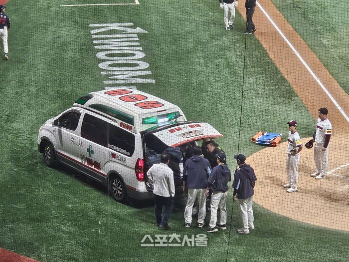 롯데와 키움이 29일 고척스카이돔에서 2025 KBO리그 정규시즌 경기를 치르는 가운데 7회초 롯데 전민재가 키움 양지율이 던진 속구에 머리를 맞았다. 일어나지 못했고, 구급차로 후송됐다. 고척 | 김동영 기자 raining99@sportsseoul.com
