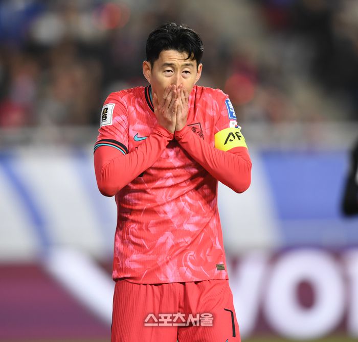 손흥민이 25일 수원월드컵경기장에서 열린 2026 FIFA 북중미 월드컵 3차 예선 요르단과 경기에서 후반전 골기회가 무산되자 아쉬워하고 있다.2025. 3. 25.수원 | 최승섭기자 thunder@sportsseoul.com