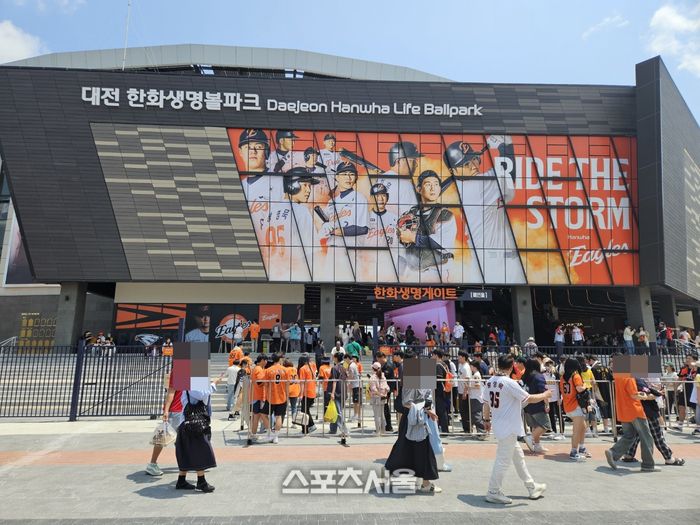 25일 대전 한화생명 볼파크에서 2025 KBO리그 롯데와 한화의 경기가 열린 가운데 팬들이 게이트를 통해 입장하고 있다. 대전 | 김동영 기자 raining99@sportsseoul.com