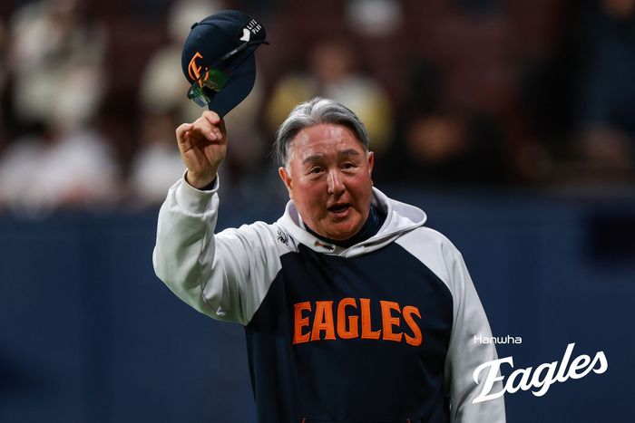 한화 김경문 감독이 10일 고척스카이돔에서 열린 2025 KBO리그 키움전 승리 후 관중들에게 인사하고 있다. 사진 | 한화 이글스