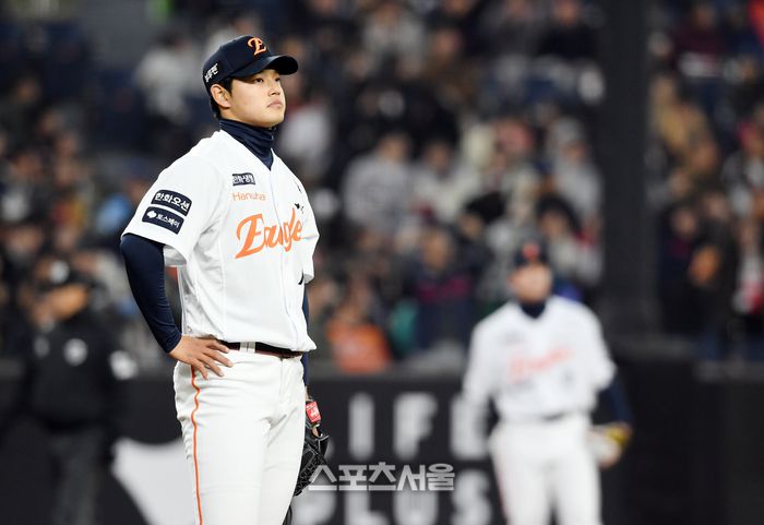 한화 선발투수 문동주가 2일 대전 한화생명 볼파크에서 열린 2025 KBO리그 롯데와 경기 2회초 무사 롯데 윤동희에게 선제 솔로 홈런을 허용한 뒤 아쉬워하고 있다. 대전 | 박진업 기자 upanddup@sportsseoul.com