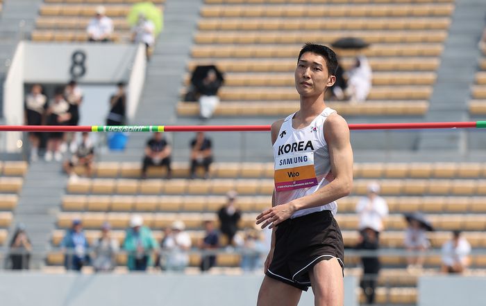 우상혁(용인시청)이 27일 경북 구미시민운동장에서 열린 2025 구미 아시아육상선수권대회 높이뛰기 예선 2m15 1차시기 점프에 성공하고 있다. 사진 | 구미=연합뉴스
