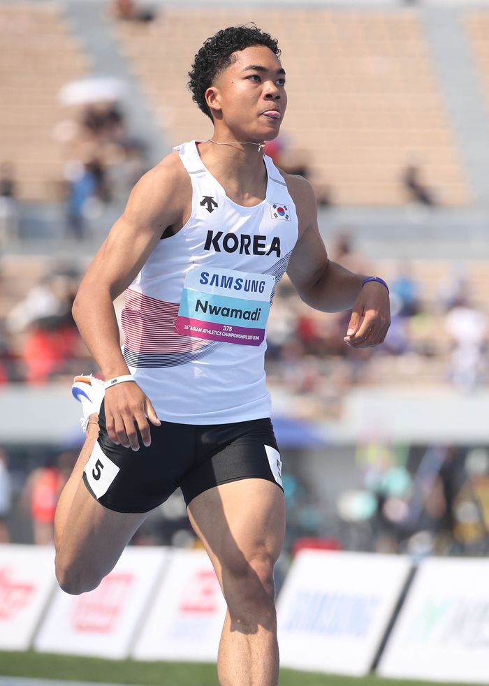2025 구미 아시아육상경기선수권대회 첫날인 27일 경북 구미시 구미시민운동장에서 열린 남자 100m 예선에서 나마디 조엘진(예천군청)이 전력 질주하고 있다. 사진 | 구미=연합뉴스