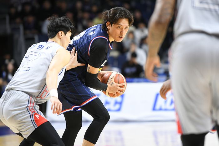 KCC 최준용이 27일 부산 사직체육관에서 열린 2024~2025 KCC 프로농구 정규리그 현대모비스전에서 동료들의 움직임을 지켜보고 있다. 사진 | KBL