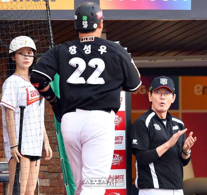 장성우가 홈런을 친 뒤 덕아웃으로 들어가고 있다. 이강철 감독이 축하해주는 모습이다. 사진 | 스포츠서울 DB