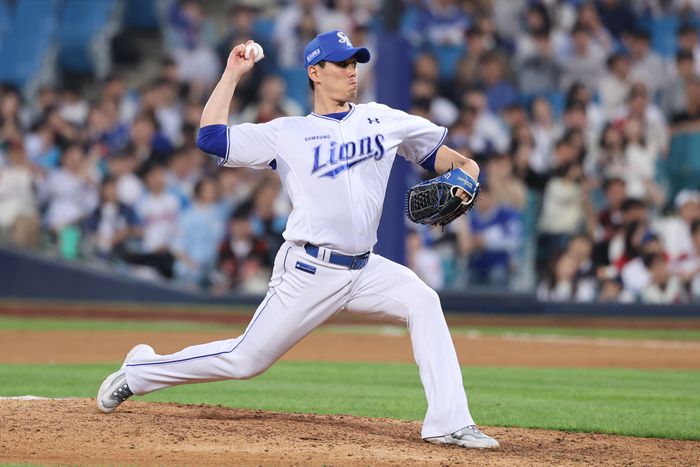 삼성 김재윤이 27일 대구삼성라이온즈파크에서 열린 2025 KBO리그 롯데전에서 8회 올라와 역투하고 있다. 사진 | 삼성 라이온즈