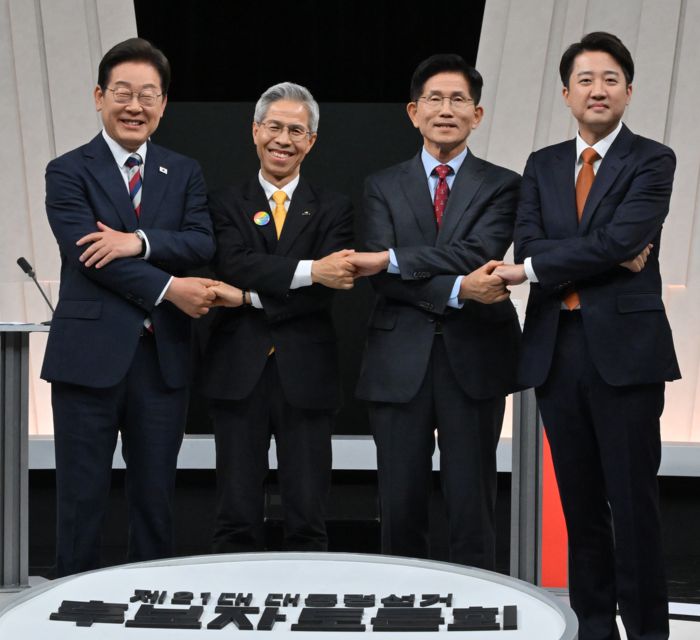 더불어민주당 이재명·민주노동당 권영국·국민의힘 김문수·개혁신당 이준석 대선 후보가 27일 MBC 스튜디오에서 진행된 정치 분야 TV토론회에서 포즈를 취하고 있다. 2025.5.27 [국회사진기자단]