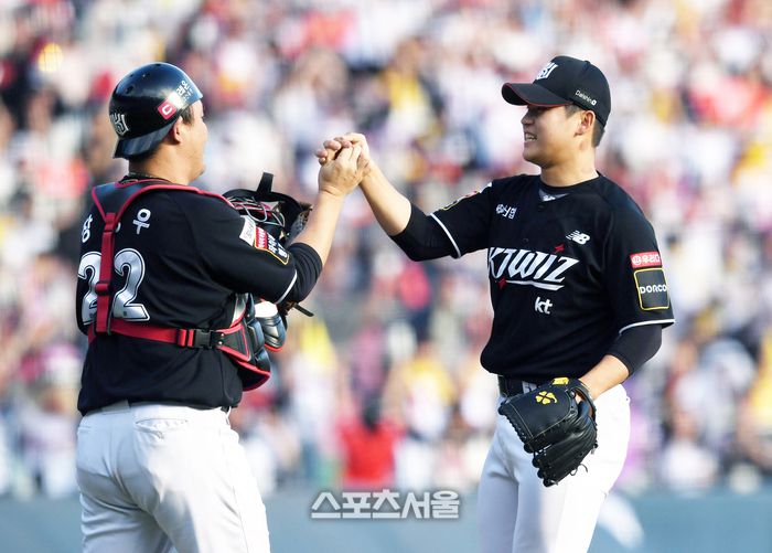 KT 박영현(오른쪽)과 장성우(왼쪽)가 하이파이브를 하고 있다. 잠실 | 박진업 기자 upandup@sportsseoul.com