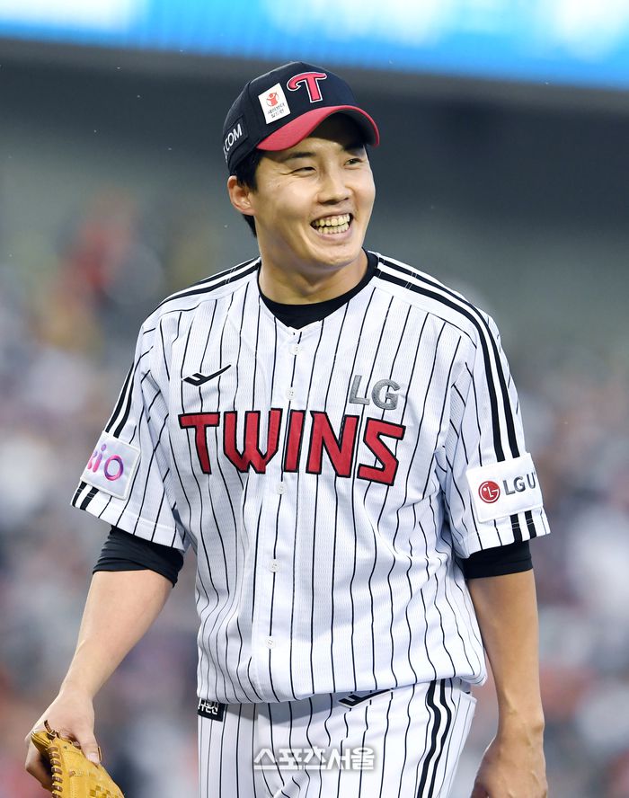 LG 선발투수 임찬규가 27일 잠실구장에서 열린 2025 KBO리그 한화와 경기 4회초 수비를 더블플레이로 마무리하고 덕아웃으로 들어가면서 환하게 웃고 있다. 잠실 | 박진업 기자 upandup@sportsseoul.com