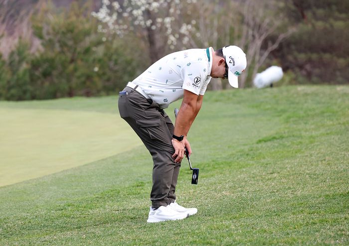 김홍택이 17일 라비에벨 골프&리조트에서 열린 KPGA투어 DB손해보험 프로미오픈 첫날 허리 통증 탓에 고개를 숙이고 있다. 사진 | KPGA