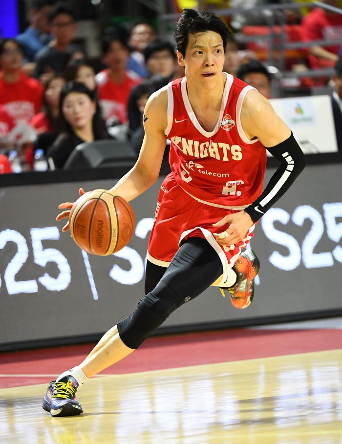 서울 SK 김선형이 17일 잠실학생체육관에서 열린 2024~2025 KCC 프로농구 챔피언결정전 7차전 LG와 경기에서 드리블 하고 있다. 사진 | KBL