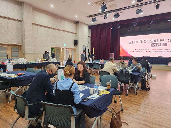 김승미 예인코스메틱 대표가 강원특별자치도경제진흥원 주관 일본바이어 초청 영동권 상담회에서 바이어들과 상담을 하고 있다.  사진|예인코스메틱