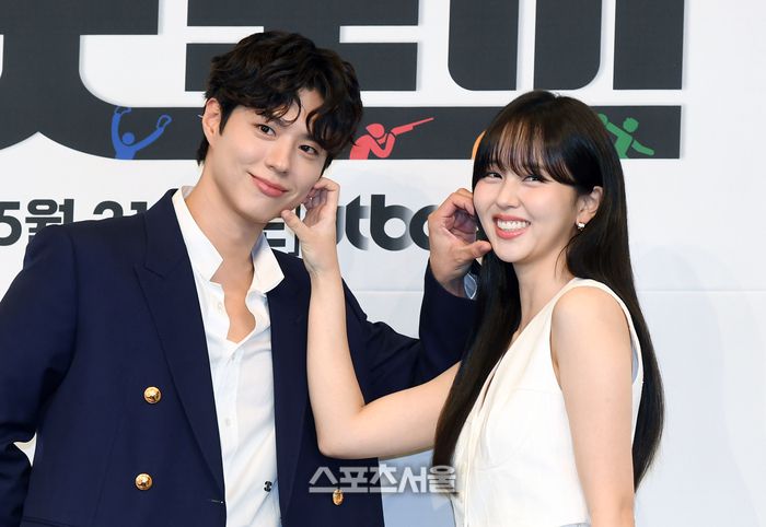 배우 박보검(왼쪽)과 김소현이 29일 서울 구로구 더링크서울 트리뷰트포트폴리오 호텔에서 진행된 JTBC 새 토일드라마 ‘굿보이’ 제작발표회에서 취재진을 향해 포즈를 취하고 있다.  2025 .5. 29. 박진업 기자 upandup@sportsseoul.com