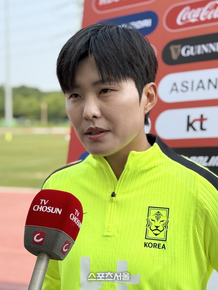 여자축구대표팀의 지소연이 27일 정왕체육공원축구장에서 열린 공식 훈련을 앞두고 인터뷰에 임하고 있다.시흥 | 정다워 기자