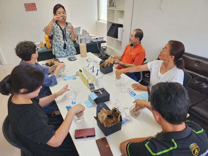 김승미 예인코스메틱 대표는 강릉 지역사회와 연계한 프로그램을 활발하게 진행하고 있다. (본사 사무실에서 지역 주민들과 천연물 화장품 만들기 체험)  사진|예인코스메틱