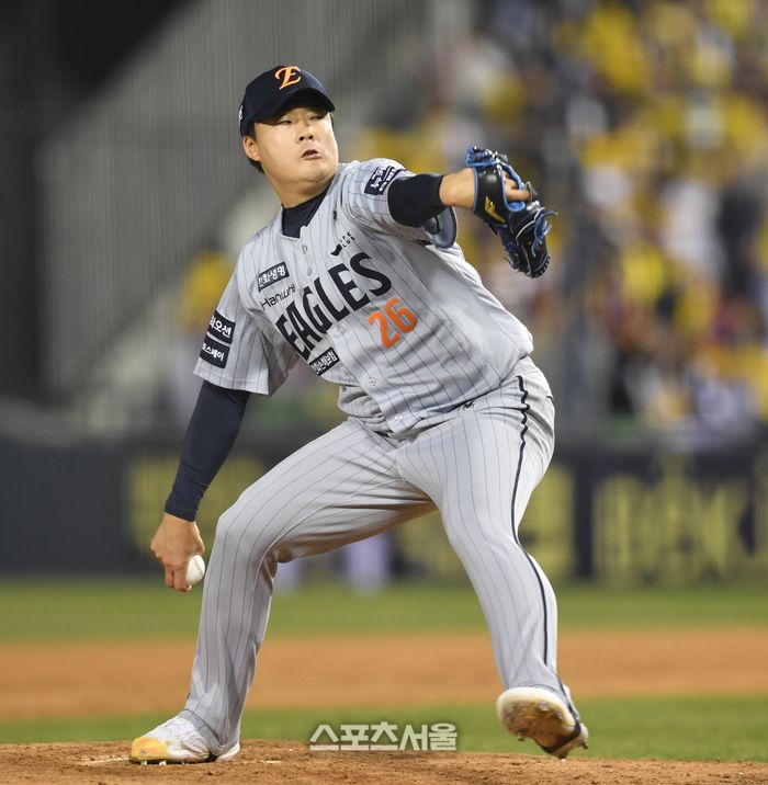 한화 투수 한승혁이 27일 잠실구장에서 열린 2025 KBO리그 LG와 경기 7회 역투하고 있다. 잠실 | 최승섭기자 thunder@sportsseoul.com