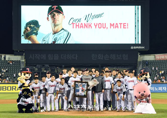 LG 코엔 윈(가운데)이 28일 잠실구장에서 열린 2025 KBO리그 한화와 경기 후 진행된 고별식에서 동료들과 기념촬영을 하고 있다. 에르난데스의 대체 외국인선수로 6주간 활약한 코엔 윈은 이날 마지막 선발 등판을 했다. 코엔 윈은 5경기 1승 1패 평균자책점 7.04의 기록을 남겼다. 잠실 | 박진업 기자 upandup@sportsseoul.com