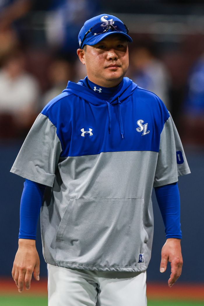 삼성 박진만 감독이 21일 고척스카이돔에서 열린 2025 KBO리그 키움전에서 심판에게 한 차례 어필을 한 후 더그아웃으로 돌아가고 있다. 사진 | 삼성 라이온즈