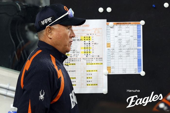 한화 김경문 감독이 17일 대전 한화생명 볼파크에서 열린 2025 KBO리그 SSG와 더블헤더 2차전 경기를 지켜보고 있다. 사진 | 한화 이글스