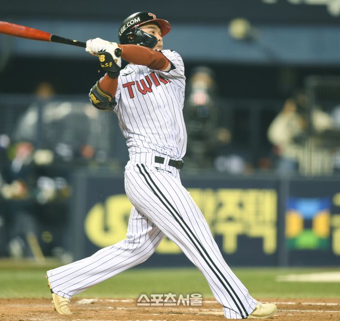 LG 문성주가 26일 잠실구장에서 열린 2025 KBO 리그 한화와 경기 6회말 2사1,2루 헛스윙을 하고 있다. 잠실 | 최승섭기자 thunder@sportsseoul.com