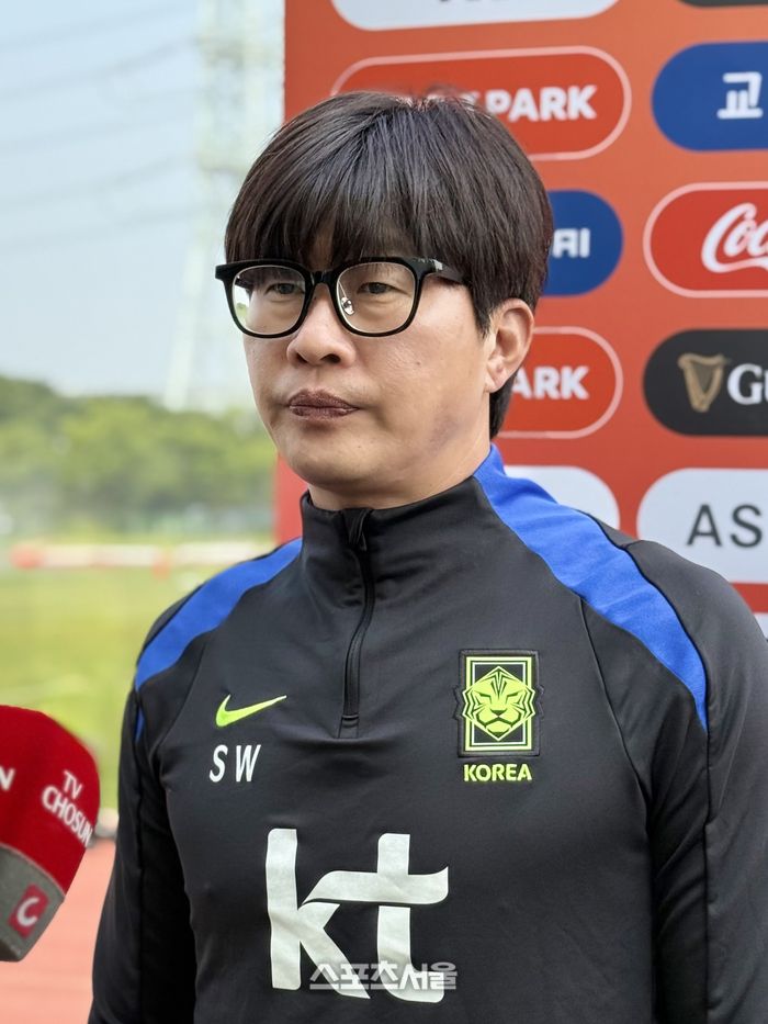 여자축구대표팀 신상우 감독이 27일 시흥 정왕체육공원축구장에서 훈련을 앞두고 인터뷰에 응하고 있다.시흥 | 정다워 기자